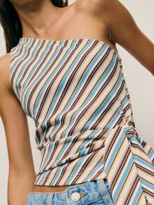 Nöista 条纹单肩系腰上衣，柔软罗纹针织，斜纹奶油色、棕色和淡蓝色条纹，不对称领口和单肩设计，打造现代俏皮廓形，腰部系带勾勒出优美身形，与高腰下装相得益彰。秋季和假日造型的完美之选——在圣诞派对上，可内搭皮夹克或定制西装外套。 - 彩色 - 查看 2