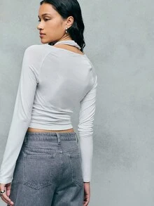 TypaGal Le Top à manches longues avec encolure torsadée en blanc est une version moderne des hauts d'automne, des tenues de cérémonie et des vêtements d'hiver. L'encolure unique convient aussi bien pour le style casual chic que pour les fêtes, y compris les vêtements de Noël. - Blanc - Voir 2