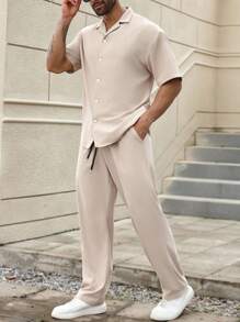 Manfinity Homme Conjunto de camisa de cuello cubano de unicolor y pantalones casuales con cordón y cintura elástica para hombres de talla grande, conjunto de ropa cómoda