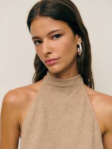 Ensemble pantalon et Top à col ras-du-cou en tricot côtelé taupe de Nöista, offrant une sophistication confortable pour les vêtements d'automne et les tenues d'automne pour femmes. Cet ensemble assorti comprend un Top ajusté à col ras-du-cou et un pantalon ample de style lounge, le rendant parfait pour des tenues d'hiver élégantes pour femmes, des vêtements de bureau ou des looks chics à la maison pour cette saison. - Kaki - Voir 6