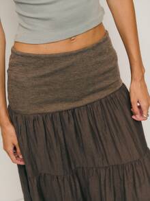 Nöista 深棕色多层长裙，配有宽松紧腰带。飘逸柔美的层次感，与针织衫和靴子完美搭配，是秋冬造型和休闲外出的完美选择。 - 深灰色 - 查看 5