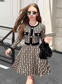 SHEIN 青少年女孩休闲时尚百搭针织拼接字母标志印花高腰连衣裙，适合周末、休闲外出、返校 - 卡其色 - 查看 3