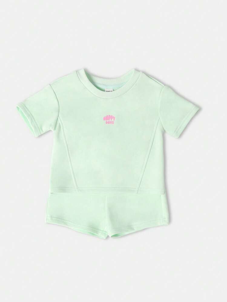 크롭 티셔츠와 신축성 허리 반바지 코디 세트