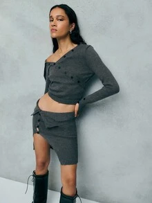 TypaGal Chiếc áo len cổ lệch với chi tiết cúc lệch này là một lựa chọn nổi bật cho mùa thu và mùa đông dành cho phái nữ. Kiểu dáng trễ vai độc đáo kết hợp với áo len trễ vai, mang đến nét cá tính mạnh mẽ và phá cách cho mùa thu của phái nữ. - Màu nâu  Mocha - Xem 4