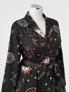 Sweetra 大码女式深色垃圾摇滚太阳脸印花翻领长袖休闲连衣裙 - 彩色 - 查看 4