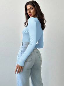 Firerie Camiseta negra de manga larga, ajustada y elegante con decoración de rosa hueca de metal, para mujer, otoño