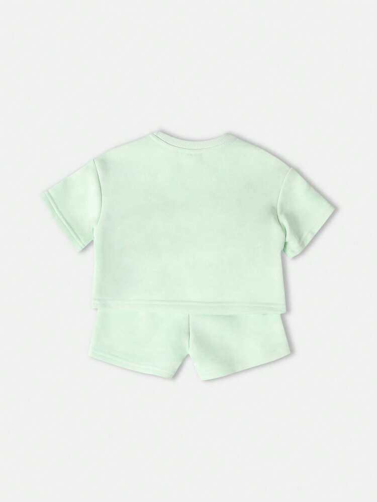 Zestaw z luźną koszulką i pasującymi spodenkami