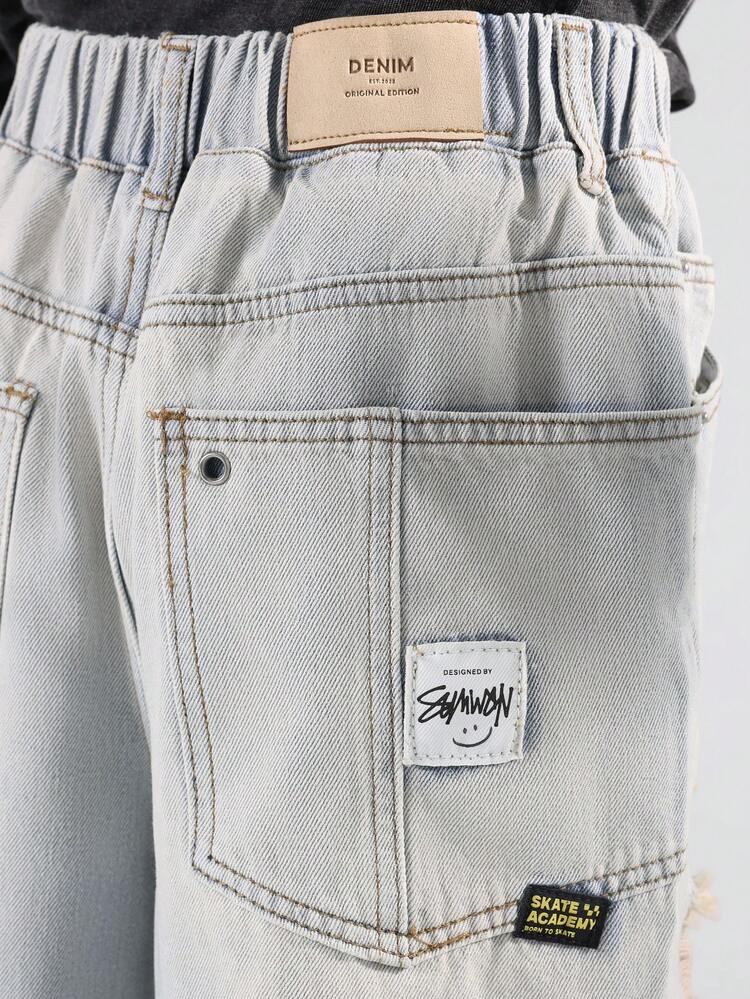 찢어진 디테일이 돋보이는 와이드 레그 디스트레스드 데님 진