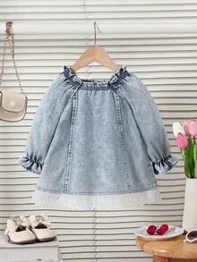 SHEIN 女婴牛仔连衣裙，可爱复古水洗浅蓝色牛仔布，荷叶边下摆樱桃刺绣蕾丝边修身牛仔连衣裙，面料柔软舒适，时尚日常穿着，女童牛仔连衣裙，秋冬新款，搭配夹克、裤子，适合多种场合 - 淺色水洗藍 - 查看 2