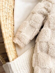 新生女宝宝可爱毛绒杏色连帽连体衣，秋冬季