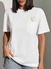 EURMUSE Broderad fickblus – minimalistisk vit design med delikat blombroderi på framfickan - Vitt - Visa 2