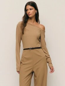 Nöista Top de punto acanalado con escote asimétrico descubierto de un hombro, combinado con pantalones de pierna ancha entallados. Un conjunto minimalista elegante que favorece la silueta, perfecto para looks de oficina elegantes, salidas refinadas y atuendos inteligentes para vacaciones.