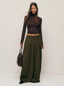 Nöista 深橄榄绿色长裙，垂坠感极佳，侧边系带设计凸显腰线；优雅百搭的冬季单品，无论是精致的圣诞聚会、隆重的新年造型，还是打造时尚现代冬季衣橱中的日常装扮，都是完美之选。 - 軍綠色 - 查看 2