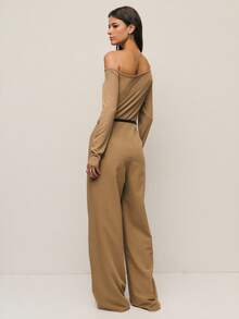 Nöista Top de punto acanalado con escote asimétrico descubierto de un hombro, combinado con pantalones de pierna ancha entallados. Un conjunto minimalista elegante que favorece la silueta, perfecto para looks de oficina elegantes, salidas refinadas y atuendos inteligentes para vacaciones.