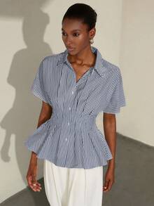 Aveloria Modichic 粉色和白色对比条纹腰部褶皱设计休闲通勤百搭夏季短袖翻领宽松下摆女式衬衫 - 藏蓝色 - 查看 4