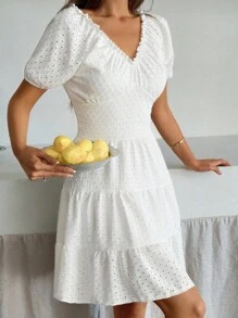 SHEIN Cottnline 浪漫圆孔迷你连衣裙、褶饰紧身胸衣夏季系列、棉质泡泡袖连衣裙、复古草原风设计、甜美娃娃装系列、白色荷叶边细节迷你连衣裙、高级夏季系列、高腰夏季连衣裙、精致蕾丝边系列 - 白色 - 查看 6