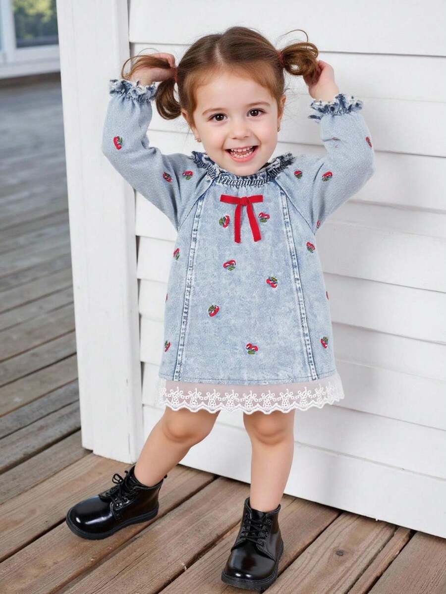 SHEIN 女婴牛仔连衣裙,可爱复古水洗浅蓝色牛仔布,荷叶边下摆樱桃刺绣蕾丝边修身牛仔连衣裙,面料柔软舒适,时尚日常穿着,女童牛仔连衣裙,秋冬新款,搭配夹克、裤子,适合多种场合 - 淺色水洗藍 - 查看 1