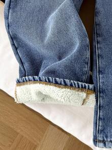 SHEIN 男童休闲柔软保暖基础款简约蓝色牛仔布内衬抓绒时尚水洗宽松版型牛仔裤，适合秋冬季日常穿着、街头风、返校季、圣诞节等场合，男童抓绒牛仔裤 - 中等水洗藍 - 查看 9