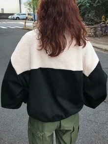 FRIFUL 女式夏尔巴撞色 Polo 领宽松套头衫，正面带徽标贴片，秋季 - 黑與白 - 查看 3