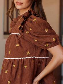 WESTFADE Váy ngắn xếp tầng cổ giả nhung thêu hoa viền tương phản tay bèo nhún dễ thương mùa thu cho nữ trang phục hòa nhạc đồng quê - màu nâu - Xem 2