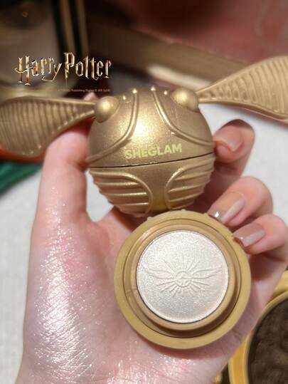 Harry Potter™ X SHEGLAM Golden Snitch Highlighter Shimmer Highlighter Shimmer Glow MäRke SköNhet Smink Kosmetika FöR Kvinnor Och Flickor Perfekt FöR Vinter Idealisk FöR Y2K Elegant Mode Passande FöR FöDelsedag GåVa Fest Klar BäSt FäRg