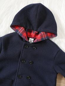 SHEIN 1 szt. Praktyczna, uniwersalna czapka dla chłopców w swobodnym stylu college'owym z czerwoną kratą i grubym, ocieplanym kapturem, odpowiednia na pierwszy dzień szkoły, ubrania szkolne, ubrania dla dzieci, ubranka dla chłopców, powrót do szkoły, codzienne ubrania, Boże Narodzenie, jesień/zima