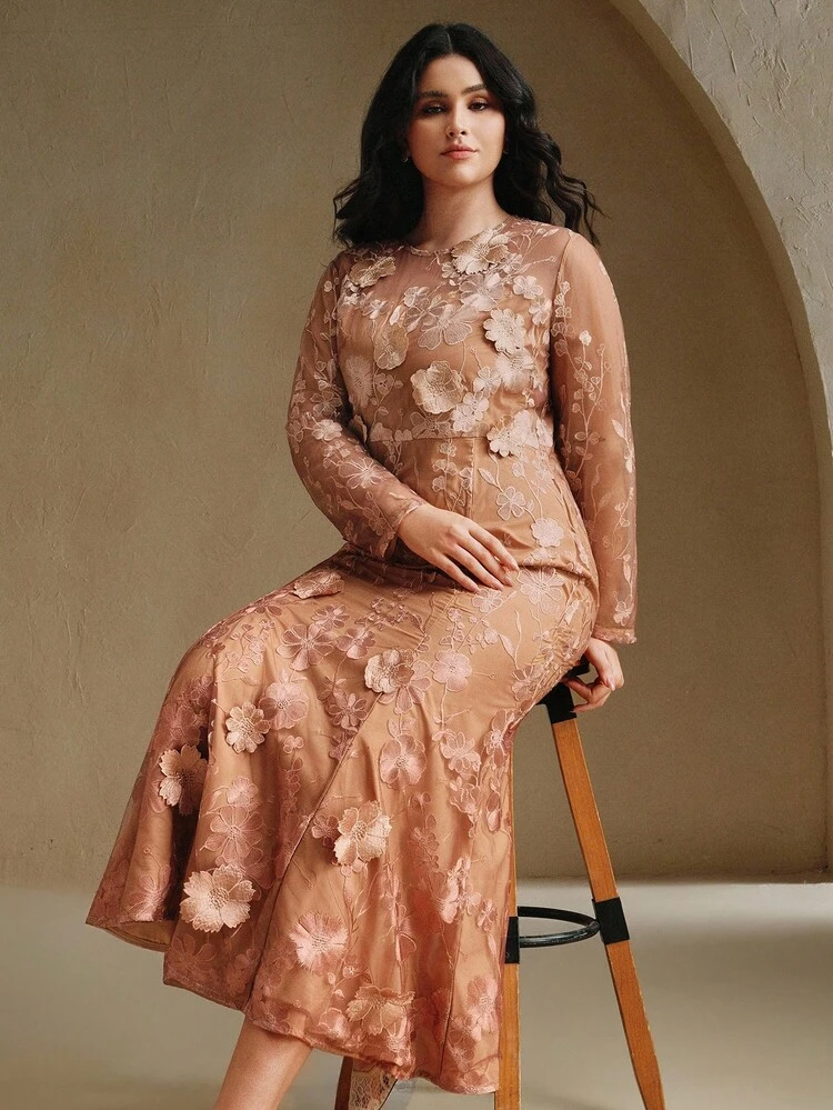 Elegantes Kleid in Große Größen mit floraler Stickerei und Fischschwanz-Mesh