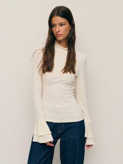 Nöista 象牙色修身上衣，高领设计，喇叭形层叠袖口。简洁浪漫的廓形，适合秋冬季穿着、节日派对和盛装外出。