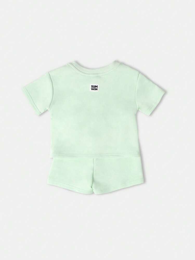 크롭 티셔츠와 신축성 허리 반바지 코디 세트