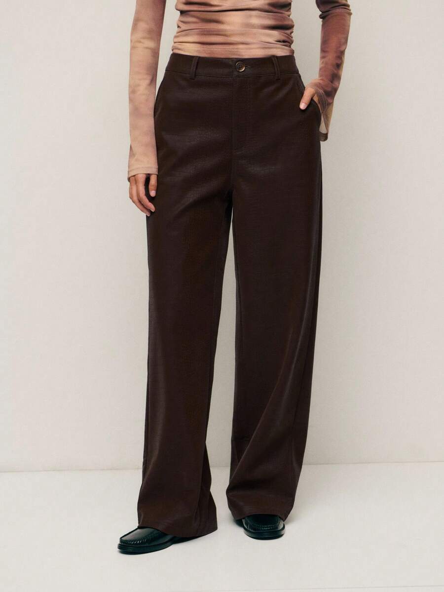 Nöista Pantalones anchos de piel sintética marrón oscuro con costuras estructuradas. Un imprescindible para la ropa de otoño para mujeres, ideal para el streetwear elegante, pantalones de vestir de otoño para mujeres o para combinar con chaquetas y blusas elegantes.