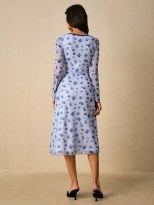 Poéselle Đầm midi ôm sát bằng vải lưới họa tiết hoa màu xanh dương – Đầm ôm sát tay dài cổ chữ V xuyên thấu, đầm lưới ôm sát, đầm tay dài xuyên thấu, đầm cocktail midi, trang phục thẩm mỹ, đầm dự tiệc cưới mùa xuân, đầm midi họa tiết hoa phong cách cottagecore, đầm midi ôm sát in họa tiết hoa nhỏ thanh lịch dành cho nữ, quần áo mùa thu cho nữ, trang phục Halloween. - Màu xanh lam - Xem 5