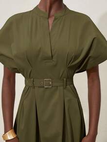 Aveloria Modichic 优雅优雅的女士通勤和约会连衣裙，奢华设计 V 领落肩腰部收腰褶皱连衣裙配腰带 - 軍綠色 - 查看 4