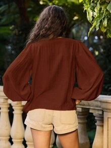 Aralina 波西米亚风和别致这款奶油黄色长袖上衣采用女性化的褶边细节和可调节的领带前部，非常适合夏季服装节日造型和休闲氛围