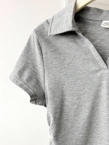 SHEIN قميص قصير بياقة بولو وأكمام قصيرة مطوية جانبيًا مناسب للفتيات المراهقات، لون أحادي، قطعة كاجوال - رمادي - مشاهدة 5