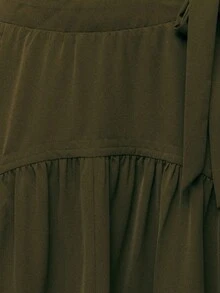 Nöista 深橄榄绿色长裙，垂坠感极佳，侧边系带设计凸显腰线；优雅百搭的冬季单品，无论是精致的圣诞聚会、隆重的新年造型，还是打造时尚现代冬季衣橱中的日常装扮，都是完美之选。 - 軍綠色 - 查看 6