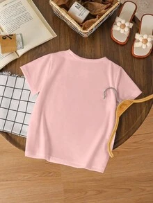 年轻女孩可爱活力草莓设计图案 T 恤，舒适休闲上衣，时尚服装选择