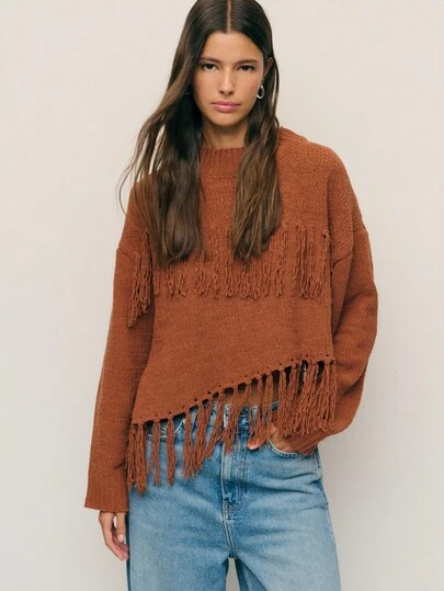 Nöista Suéter de punto con flecos en rojo ladrillo con una silueta holgada y detalles inspirados en el oeste. Cálido y texturizado para otoño e invierno; se combina bien con vaqueros y botines para salidas informales y reuniones acogedoras.