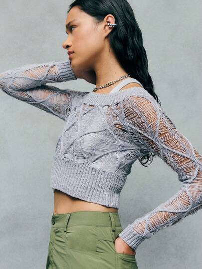 TypaGal 这款解构针织破洞毛衣绝对吸睛——完美诠释了另类、哥特和Y2K创新精神。短款设计和撕裂质感赋予这款毛衣前卫另类的气质，同时又足够保暖，适合秋季毛衣和冬季上衣穿着。它非常适合万圣节装扮、角色扮演造型，或者打造引人注目的秋日造型。不妨尝试将其叠穿在正式上衣外，或搭配阔腿牛仔裤，轻松驾驭Y2K风格。