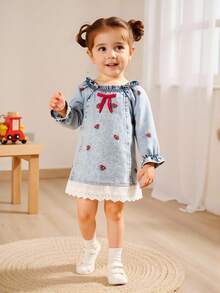 SHEIN 女婴牛仔连衣裙，可爱复古水洗浅蓝色牛仔布，荷叶边下摆樱桃刺绣蕾丝边修身牛仔连衣裙，面料柔软舒适，时尚日常穿着，女童牛仔连衣裙，秋冬新款，搭配夹克、裤子，适合多种场合 - 淺色水洗藍 - 查看 4