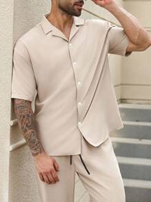 Manfinity Homme Conjunto de camisa de cuello cubano de unicolor y pantalones casuales con cordón y cintura elástica para hombres de talla grande, conjunto de ropa cómoda