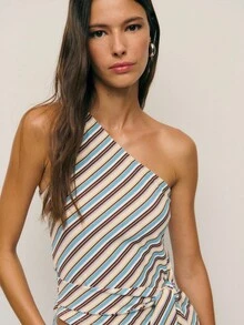 Nöista 条纹单肩系腰上衣，柔软罗纹针织，斜纹奶油色、棕色和淡蓝色条纹，不对称领口和单肩设计，打造现代俏皮廓形，腰部系带勾勒出优美身形，与高腰下装相得益彰。秋季和假日造型的完美之选——在圣诞派对上，可内搭皮夹克或定制西装外套。 - 彩色 - 查看 5