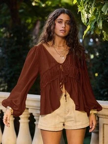 Aralina 波西米亚风和别致这款奶油黄色长袖上衣采用女性化的褶边细节和可调节的领带前部，非常适合夏季服装节日造型和休闲氛围