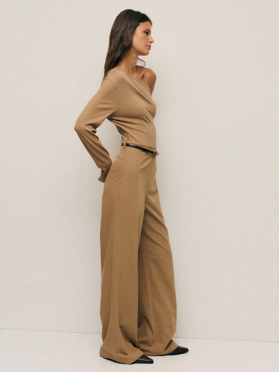 Nöista Top de punto acanalado con escote asimétrico descubierto de un hombro, combinado con pantalones de pierna ancha entallados. Un conjunto minimalista elegante que favorece la silueta, perfecto para looks de oficina elegantes, salidas refinadas y atuendos inteligentes para vacaciones.