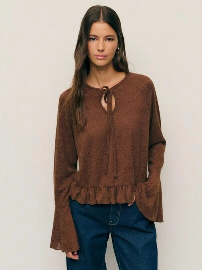 Nöista 棕色荷叶边领口和下摆喇叭袖衬衫。充满女性气息的浪漫单品，适合秋季正式装扮、晚宴以及优雅的派对或外出造型。