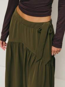 Nöista 深橄榄绿色长裙，垂坠感极佳，侧边系带设计凸显腰线；优雅百搭的冬季单品，无论是精致的圣诞聚会、隆重的新年造型，还是打造时尚现代冬季衣橱中的日常装扮，都是完美之选。 - 軍綠色 - 查看 5