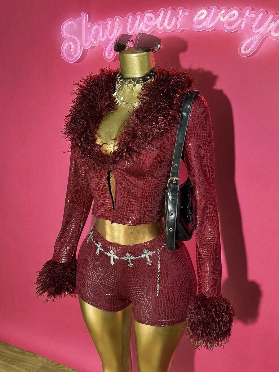 Slaydiva 2025年夏季新品，适合生日派对、返校季、学院风、学生装、日常出游、基础百搭、休闲装、度假装、邮轮旅行、海滩装、日光浴装、网络热卖装、街头装、性感俱乐部装，毛茸茸的长袖拼布短款开衫外套搭配紧身短裤，酒红色蛇皮压花烫金面料，女款两件套 - 酒紅色 - 查看 1