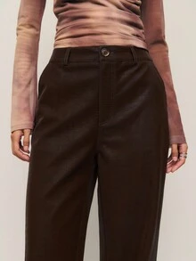Nöista Pantalones anchos de piel sintética marrón oscuro con costuras estructuradas. Un imprescindible para la ropa de otoño para mujeres, ideal para el streetwear elegante, pantalones de vestir de otoño para mujeres o para combinar con chaquetas y blusas elegantes.