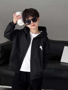 SHEIN Jaqueta infantil masculina casual, esportiva, universitária, retrô, preta, com capuz e proteção solar, com estampa pequena. Ideal para a volta às aulas, festas de aniversário, eventos noturnos, apresentações, casamentos, batizados e para o outono/inverno. - Preto - Ver 2