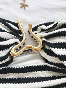 Soleia 2pcs Women's Vacation Energetic Black & White Striped Textured Cropped Halter Top With Metal Buckle Decor And Super Short Casual Pants Set, Suitable For Dates, Parties, Casual Beach Vacation - Black and White - View 4