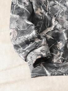 SHEIN بلوزة رياضية كاجوال فضفاضة للمراهقات بطبعة كاموفلاج أشجار وأغصان وطباعة شارع مع كابوشون